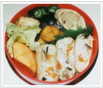 かやくいなり寿司、豆腐の照り焼き(左上)<娘が学生時代に実際に持って行ったもの>