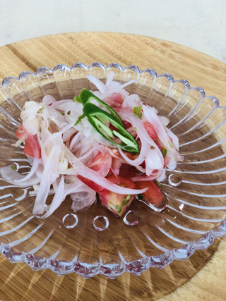 トマトと玉ねぎのカチュンバル（インド風のスパイシーサラダ）